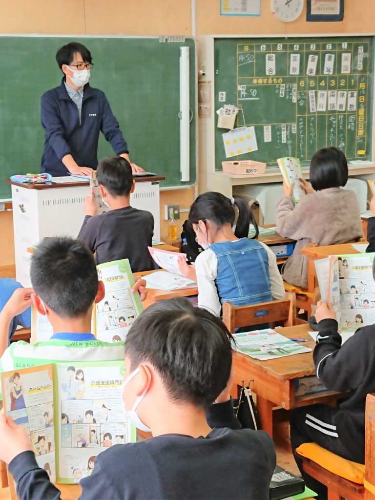 長泉北小学校で「福祉のお仕事魅力発見セミナー」を行いました 特別養護老人ホームさつき園 長泉北小学校で「福祉のお仕事魅力発見セミナー」を行いました 特別養護老人ホームさつき園
