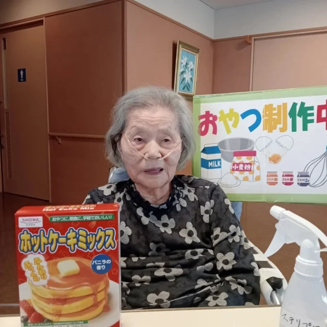 今月のレクリエーションとしてホットケーキ作りを行いました。利用者の皆さんで協力して材料を混ぜて、職員が目の前で焼き上げ、チョコレートやアイス、カットイチゴなどで飾り付けました。
作って楽しみ、食べて楽しみ、皆さんとても嬉しそうにしていました。

#長泉町 #さつき園  #シニアスマイルプロジェクト  #特別養護老人ホーム #高齢者福祉施設 #ホットケーキ #ホットプレート #おやつ #お菓子作り